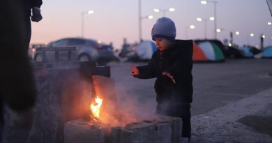 Un niño de una familia desplazada se calienta junto al fuego en Beirut, Líbano.. Foto: WFP/Arete/Ali Yunes