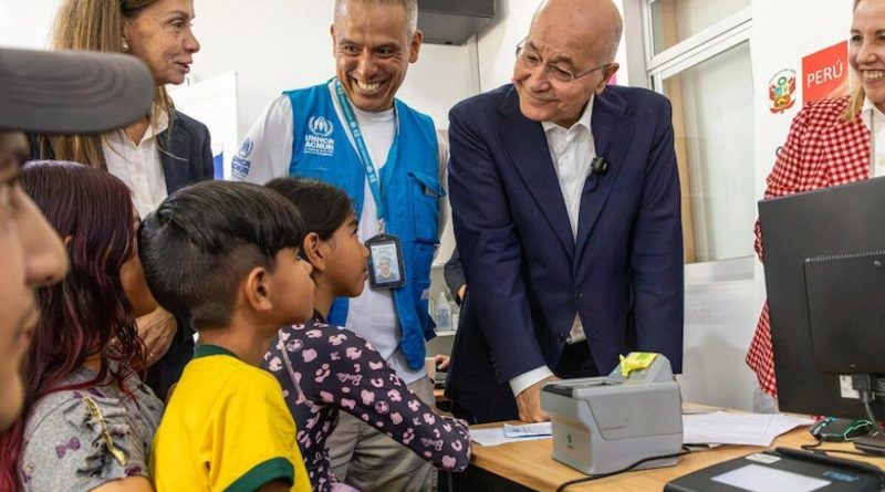 El Alto Comisionado de la ONU para los Refugiados destaca el poder de las oportunidades para las personas desplazadas en México, Perú y Venezuela